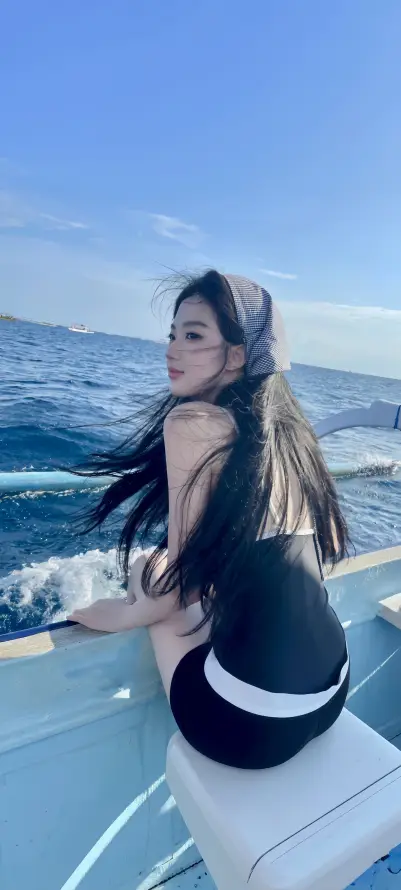 4k长发壁纸 - 海边 - 游艇 - 美女「哲风壁纸」