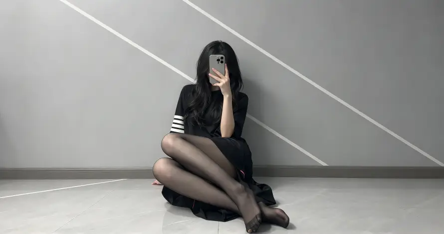 3k冷调壁纸-坐姿 - 女生-室内「哲风壁纸」