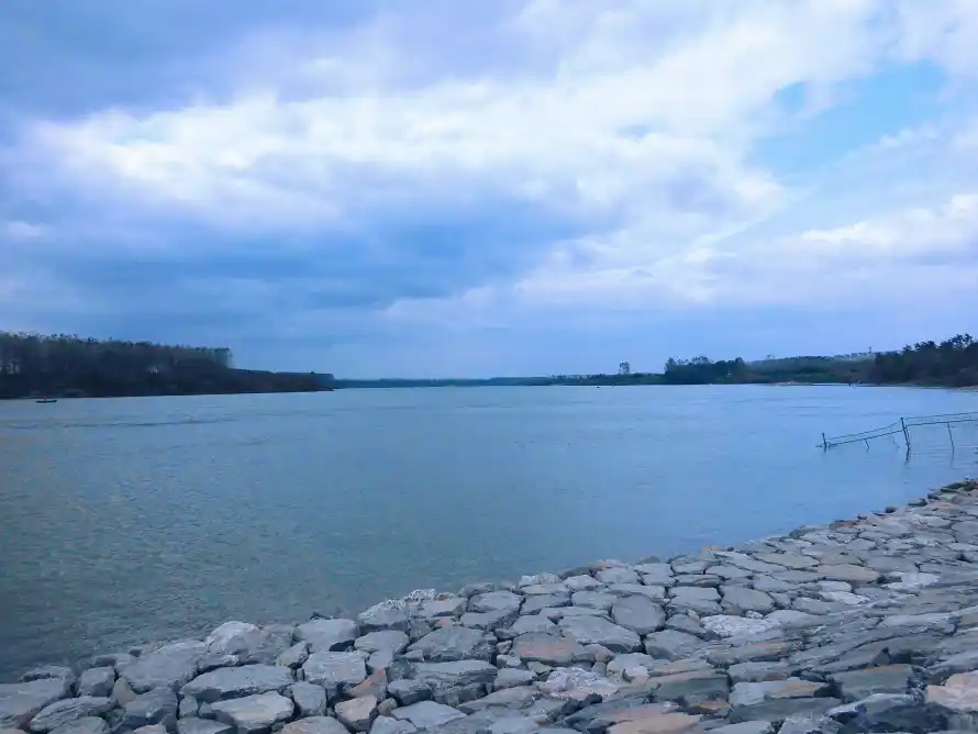 5k水面壁纸-河岸 - 河流-蓝天「哲风壁纸」