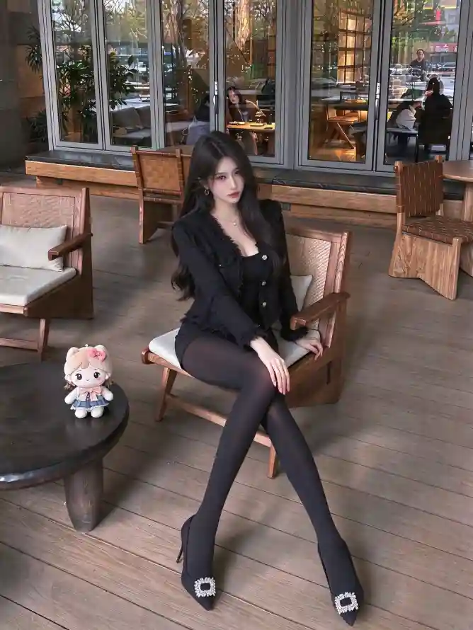 4k坐姿壁纸 - 木椅 - 玩偶 - 美女「哲风壁纸」
