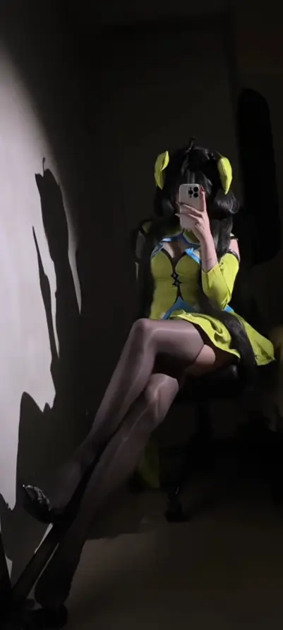 4k坐姿壁纸 - 美女 - 黄裙 - 黑丝「哲风壁纸」