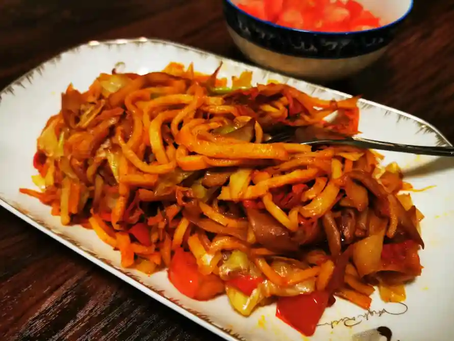 4k主食壁纸-木桌 - 炒饼-红椒「哲风壁纸」