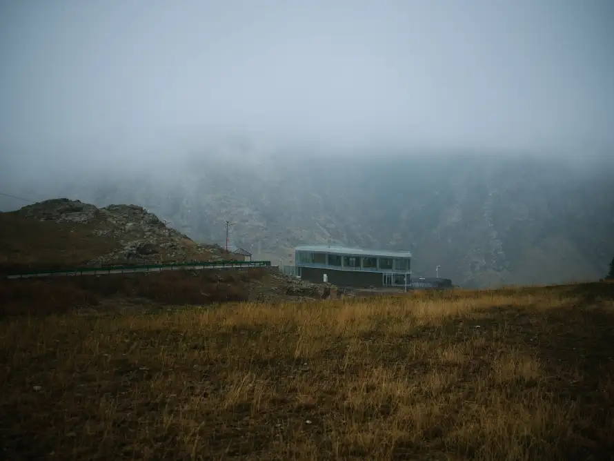 6k山地壁纸-新疆 - 朦胧-秋天「哲风壁纸」