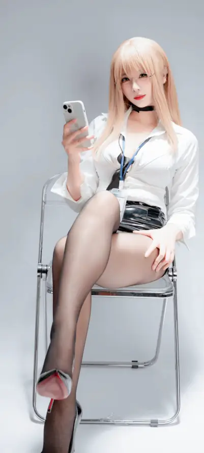 4k坐姿壁纸 - 手机 - 美女 - 金发「哲风壁纸」