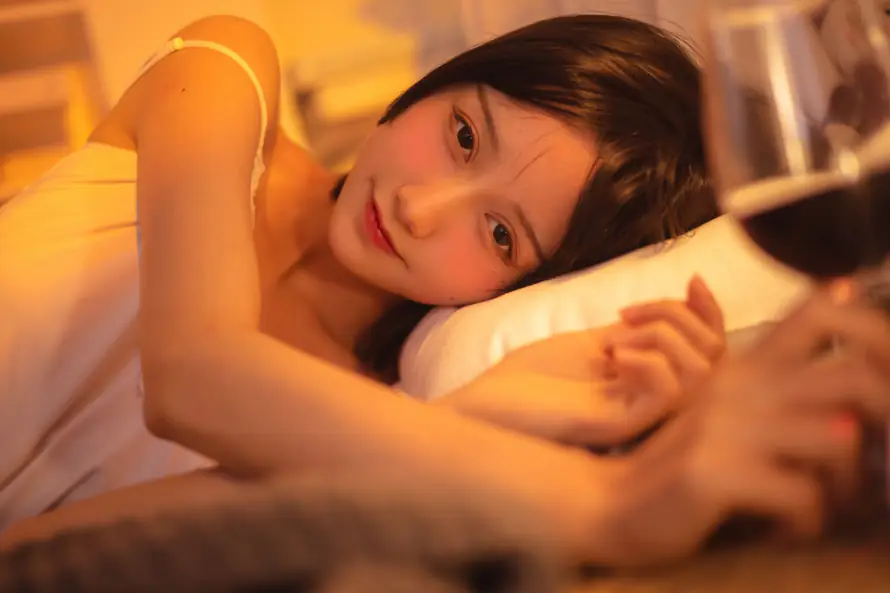 4k侧脸壁纸 - 卧室 - 少女 - 居家「哲风壁纸」
