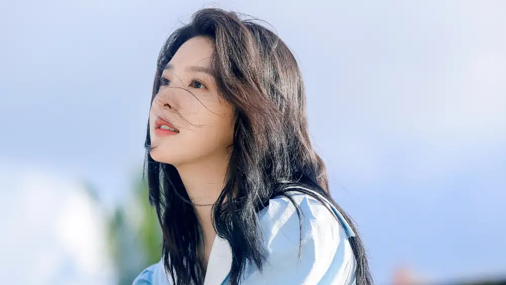 2k章若楠壁纸-望着天空背景-《美女明星星眼》「哲风壁纸」