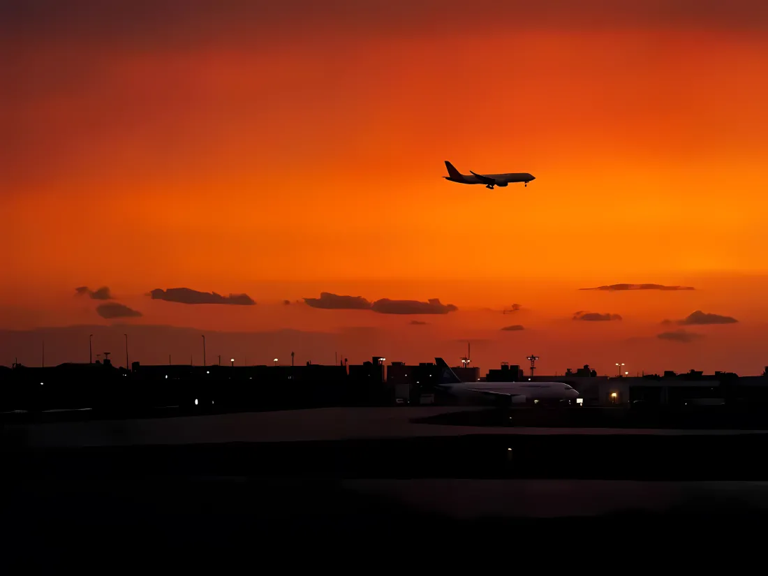 3k旅行壁纸-逃离世界背景图片 - 夕阳下的飞机「哲风壁纸」