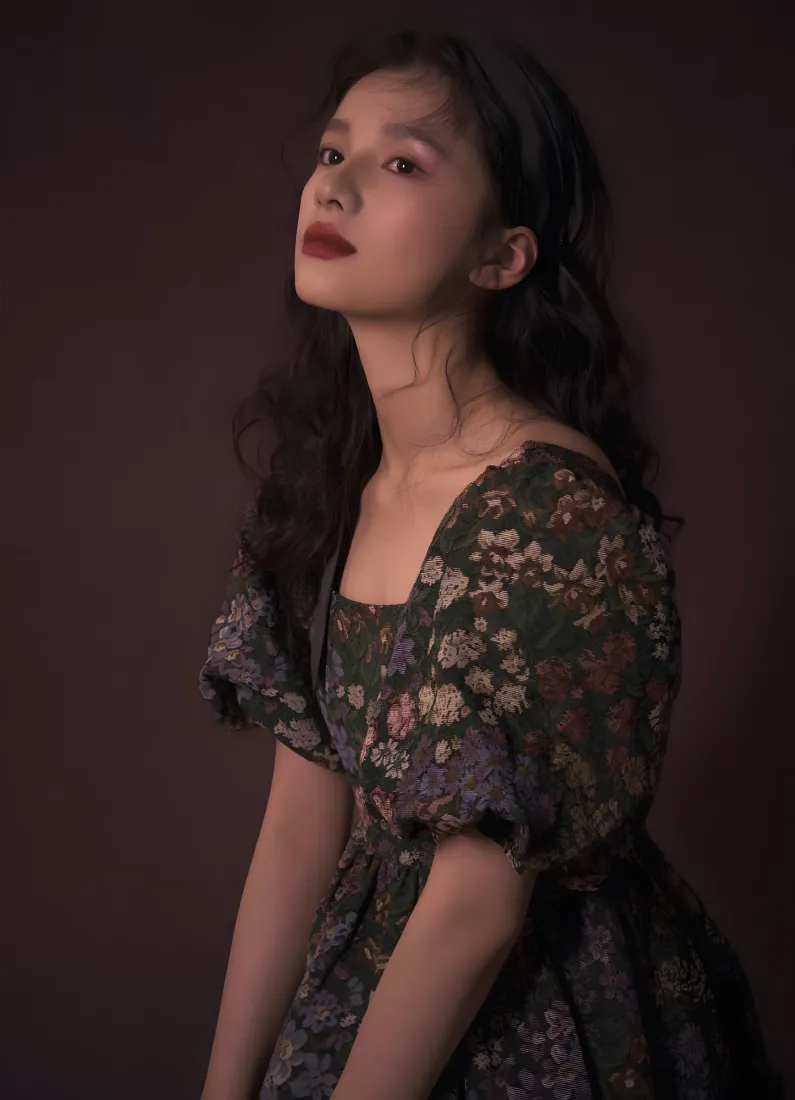 《张婧仪》手机壁纸-油画风壁纸碎花裙「哲风壁纸」