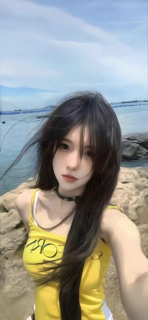 海边美女写真壁纸｜黄色上衣美女背景图片 - 美女「哲风壁纸」