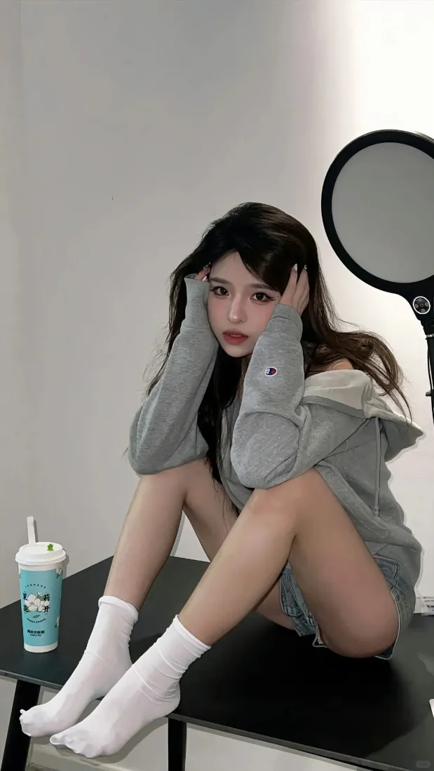 美腿辣妹的时尚坐姿壁纸｜个性背景图片 - 美女「哲风壁纸」