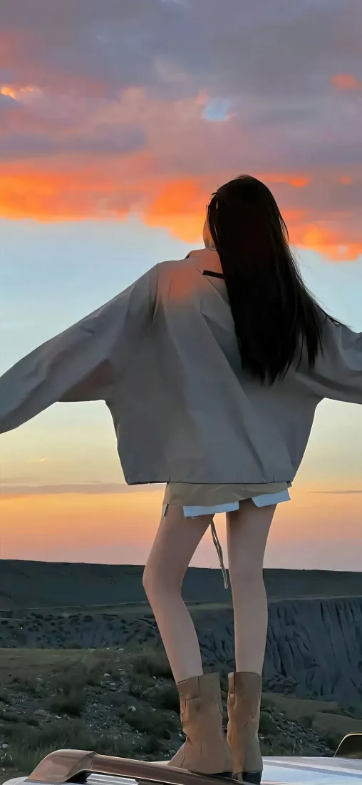自由女孩赏晚霞背影壁纸｜唯美意境背景图片「哲风壁纸」