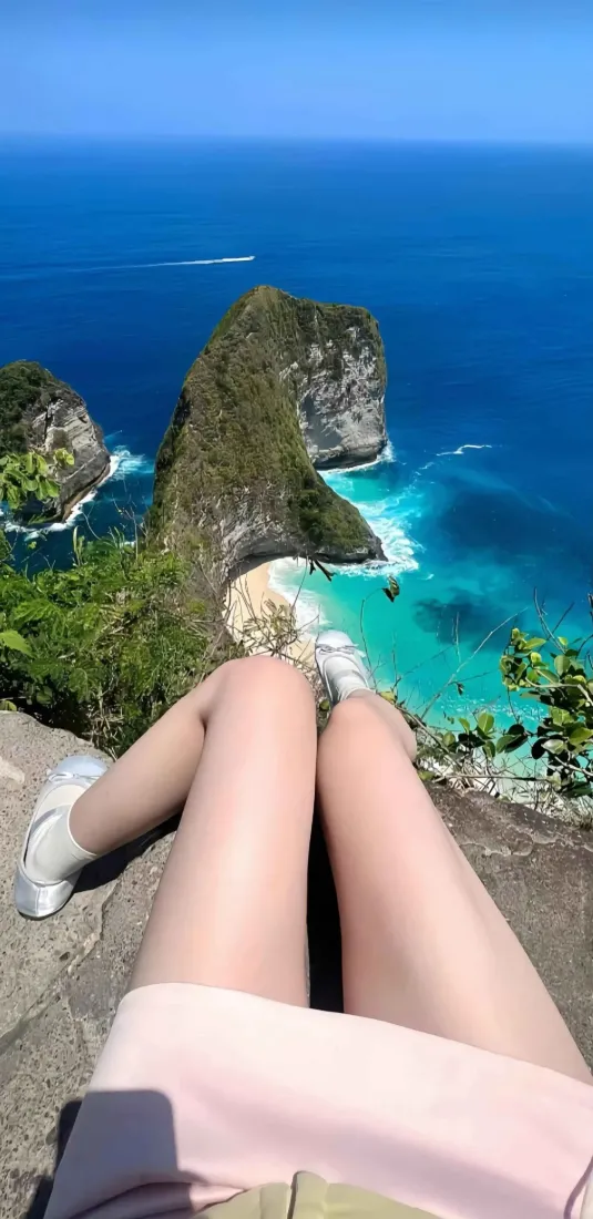 美腿视角下的海边悬崖风景壁纸｜旅行背景图片「哲风壁纸」