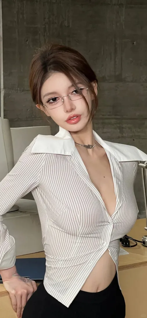 性感美女白透衬衫壁纸｜超吸睛背景图片 - 美女「哲风壁纸」