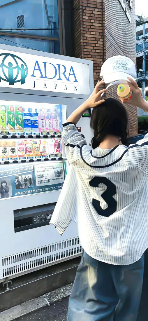 美女在饮料贩卖机前的小清新背景图片 - 壁纸「哲风壁纸」