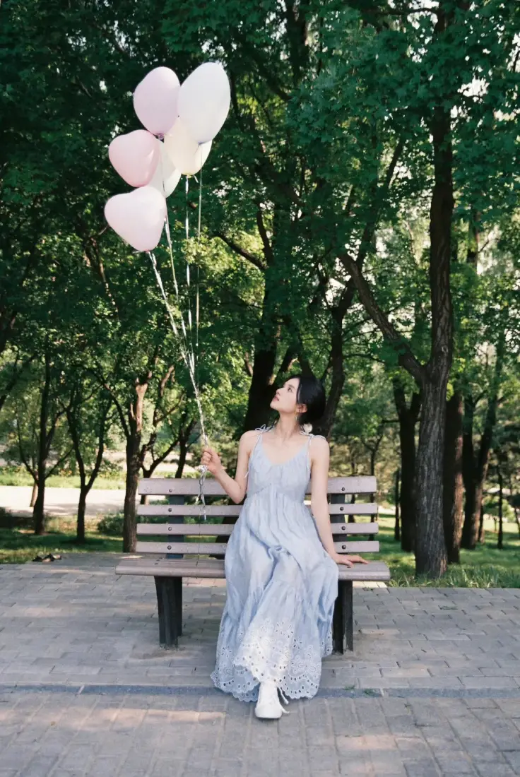 张婧仪手拿气球坐长椅唯美壁纸｜张婧仪「哲风壁纸」