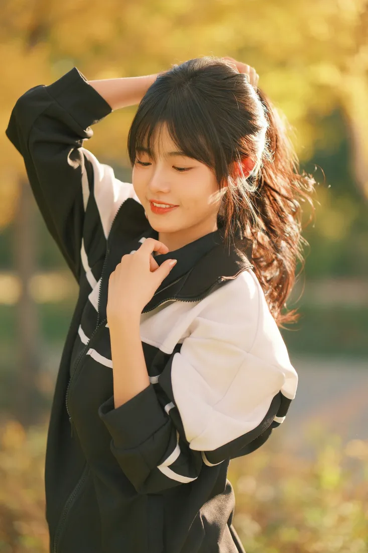 校服女生笑容甜美背景图片 - 清新少女风「哲风壁纸」