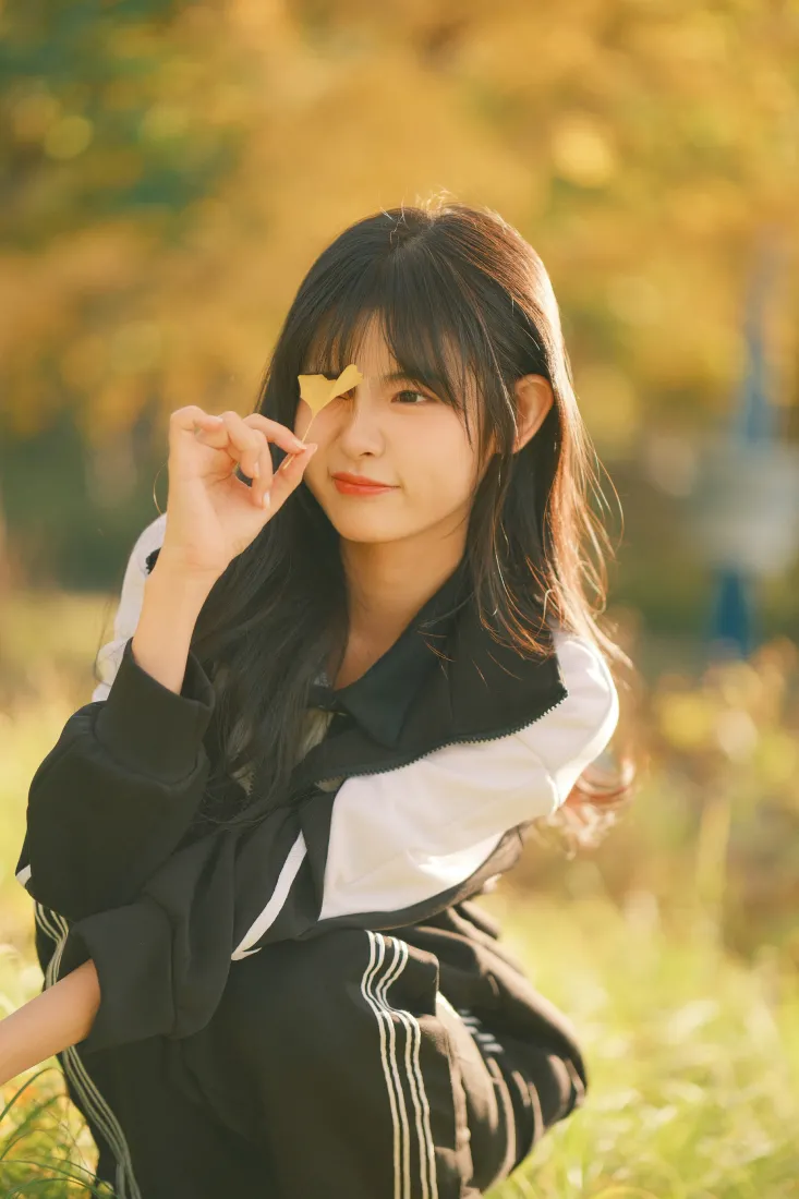 校服少女户外蹲姿壁纸｜清新甜美笑容背景「哲风壁纸」