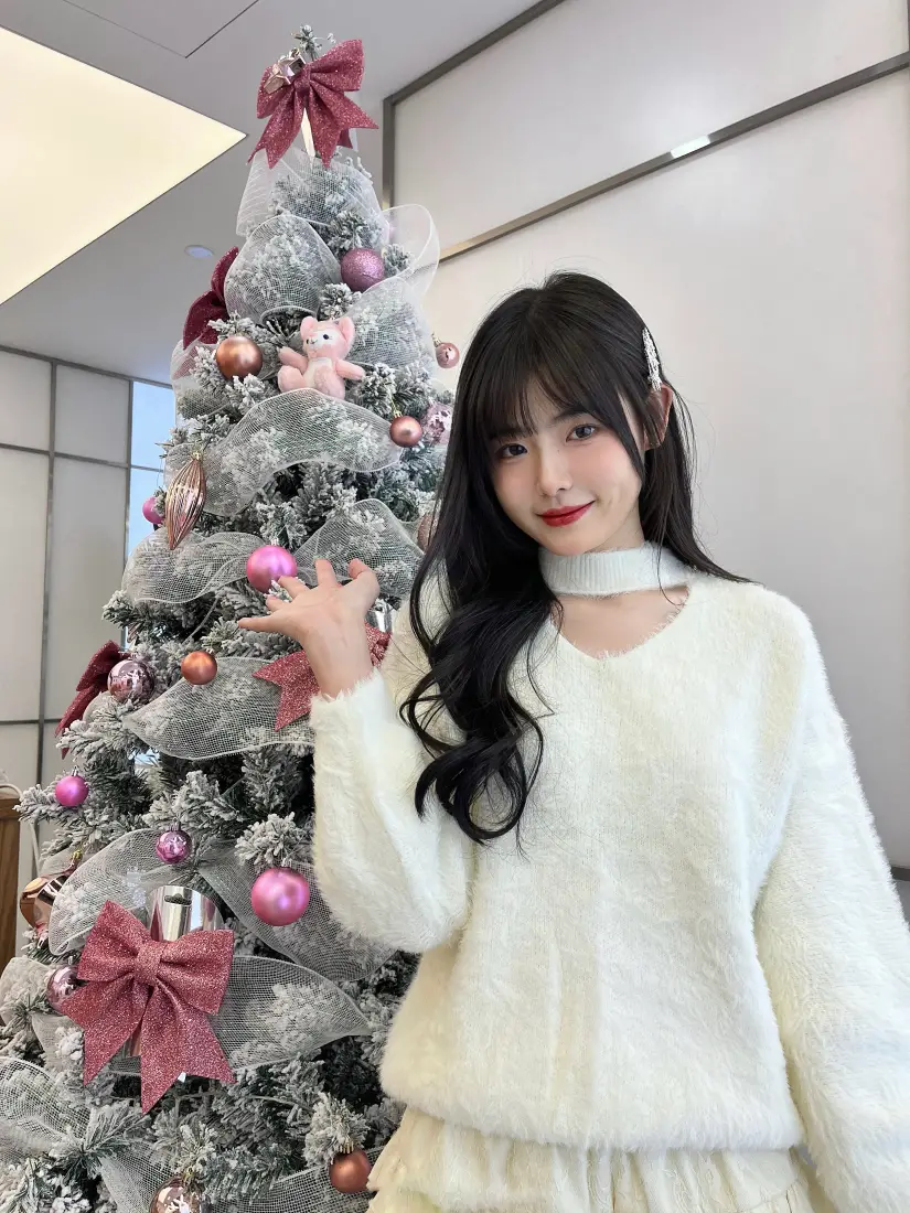 白衣女孩与圣诞树壁纸｜可爱圣诞背景图片「哲风壁纸」