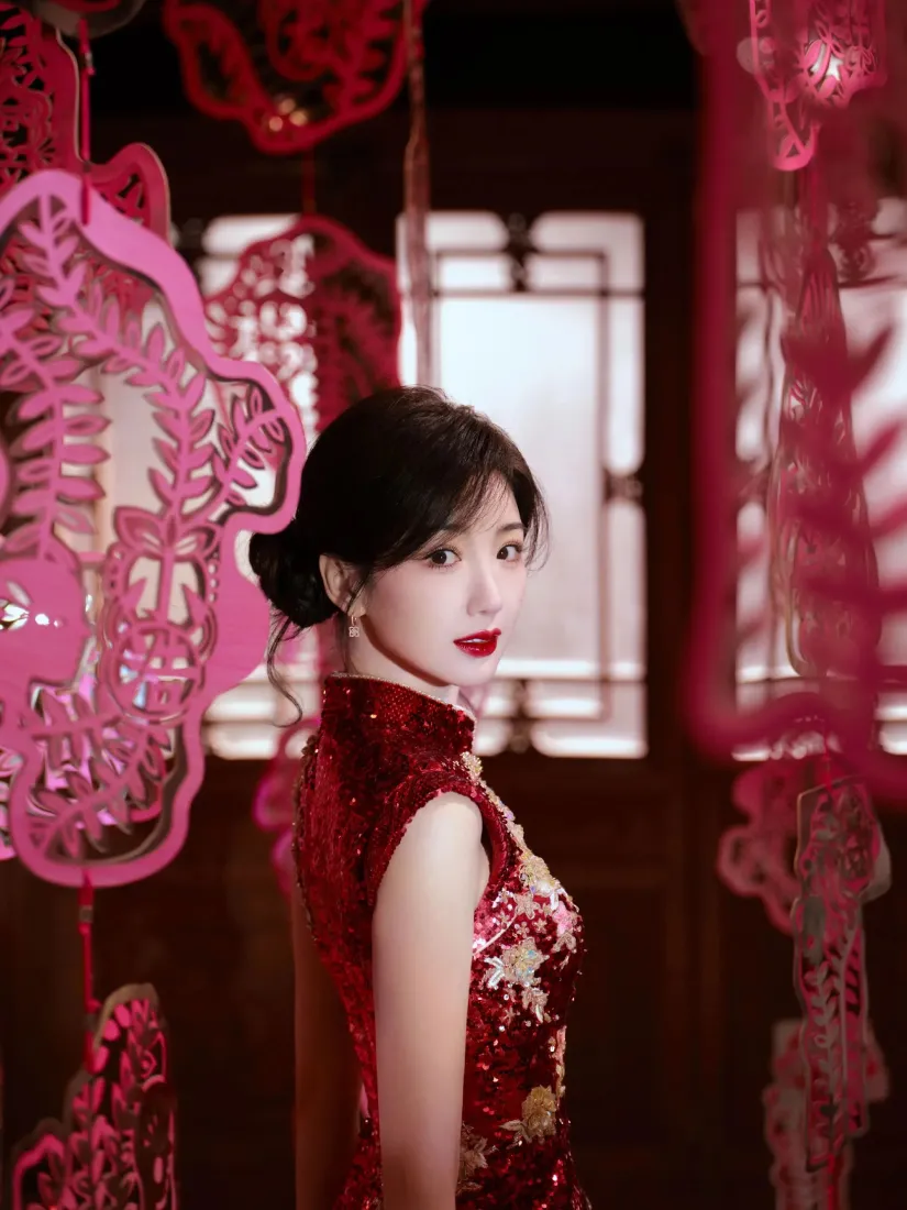 红衣女子旗袍装手机壁纸｜喜庆剪纸背景图片 - 古典美女「哲风壁纸」