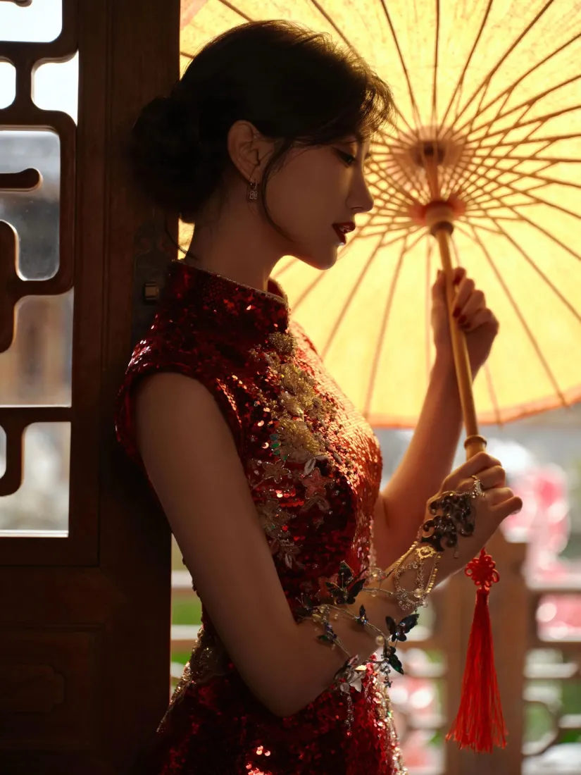 毛晓彤撑黄伞旗袍装手机壁纸｜古典优雅背景图片「哲风壁纸」