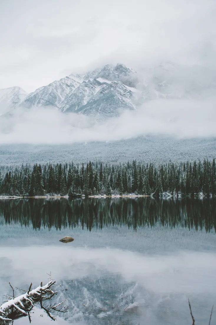 雪山湖泊手机壁纸｜云雾缭绕的自然风景背景图「哲风壁纸」