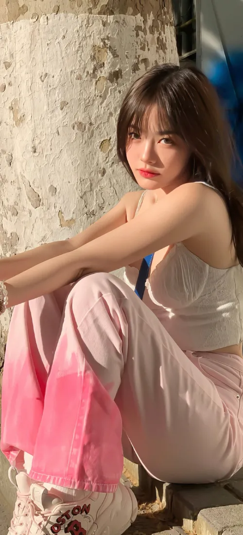 美女性感手机壁纸｜美女休闲风背景图片 - 粉色裤装「哲风壁纸」