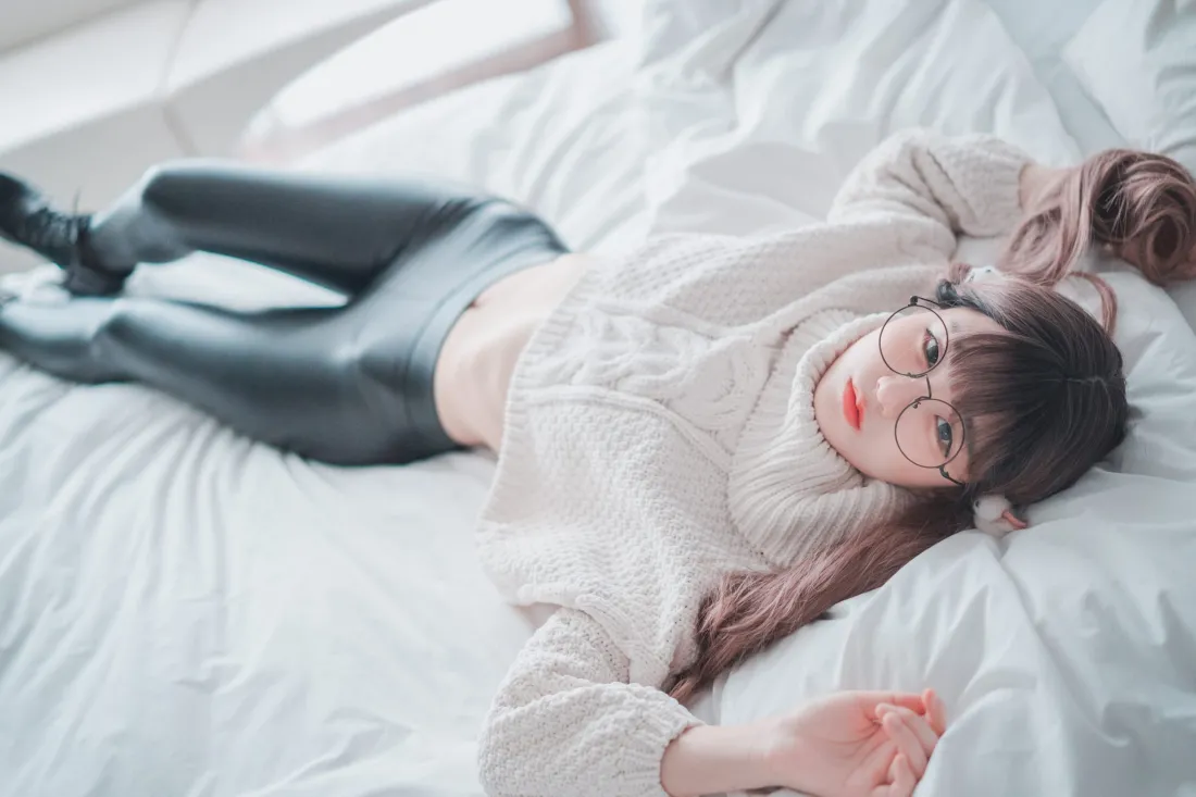 2k少女躺卧壁纸｜卧室背景图片 - 时尚风「哲风壁纸」