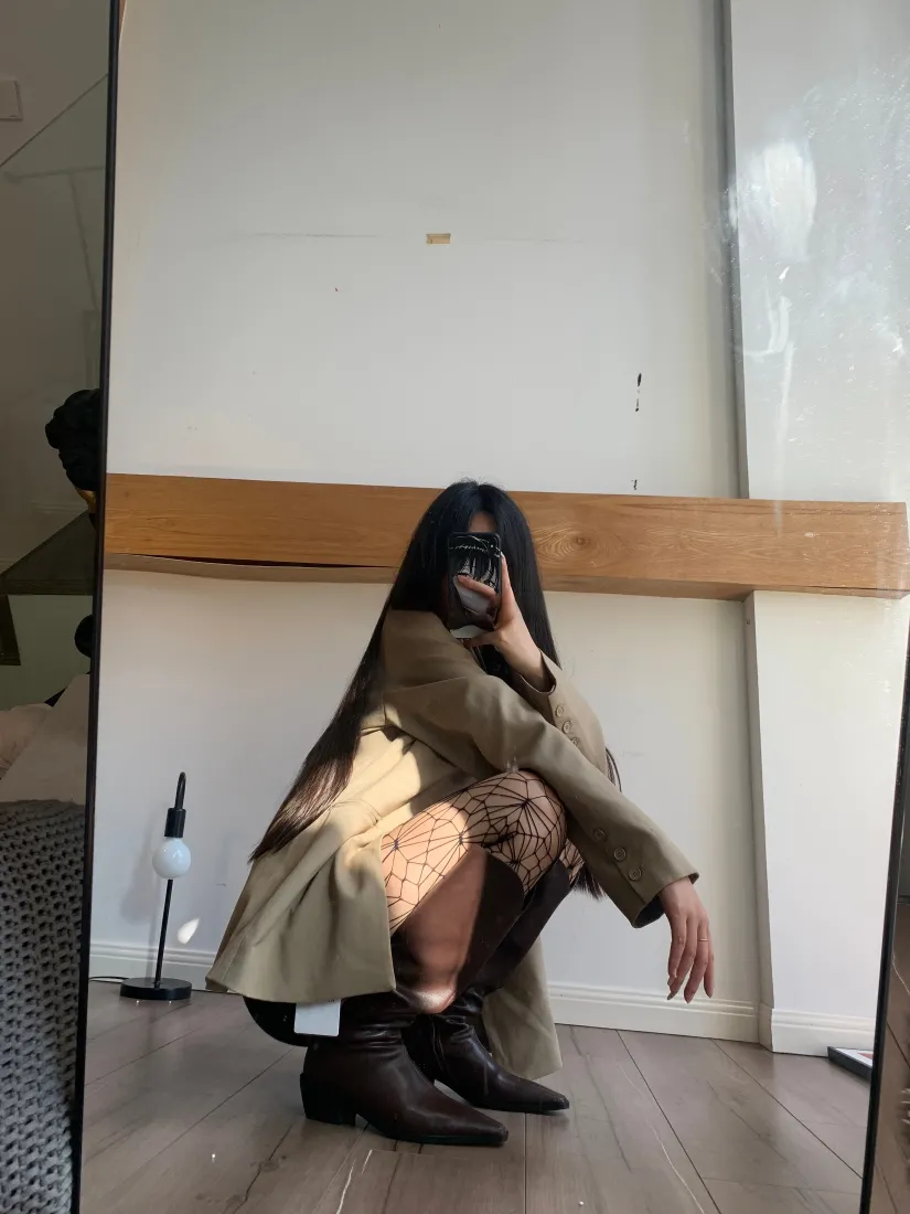 性感网红手机壁纸｜个性时尚背景图片 - 蹲姿美女「哲风壁纸」