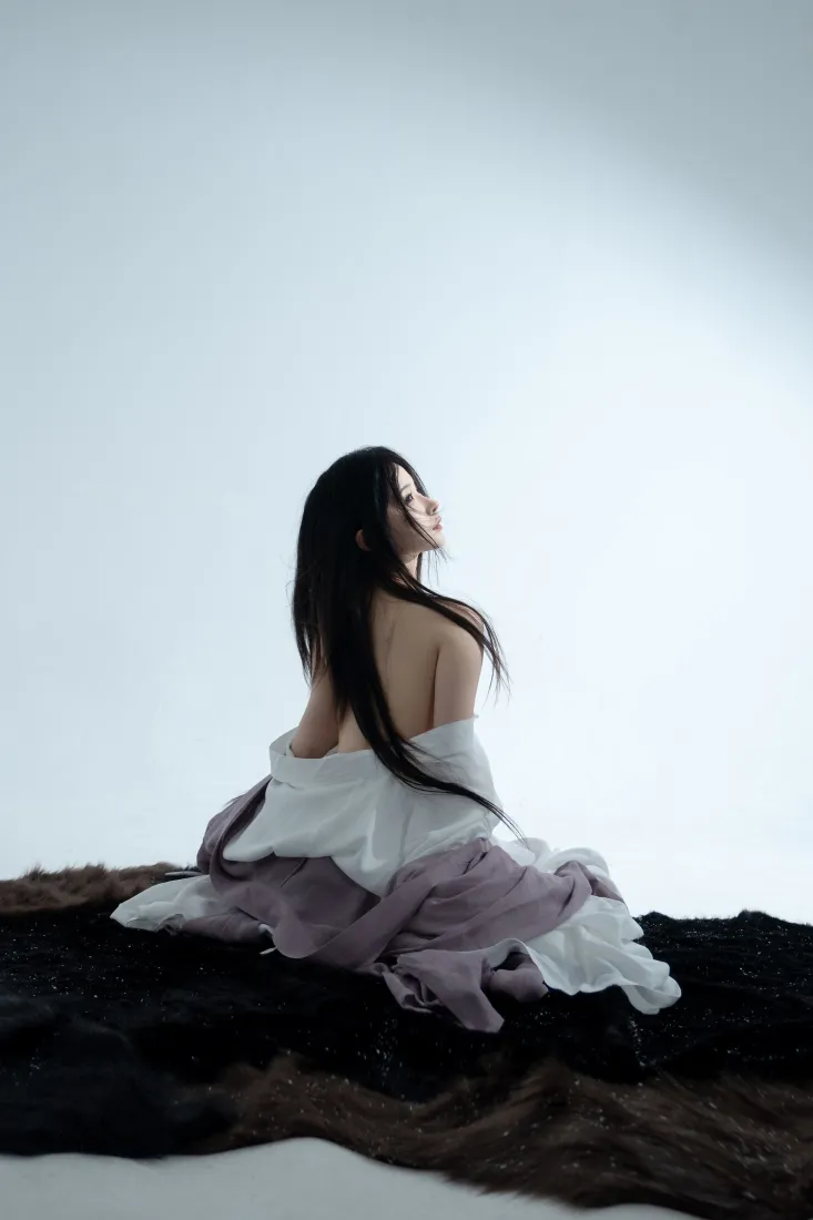 美女背影手机壁纸｜少女唯美背景图片 - 优雅坐姿「哲风壁纸」