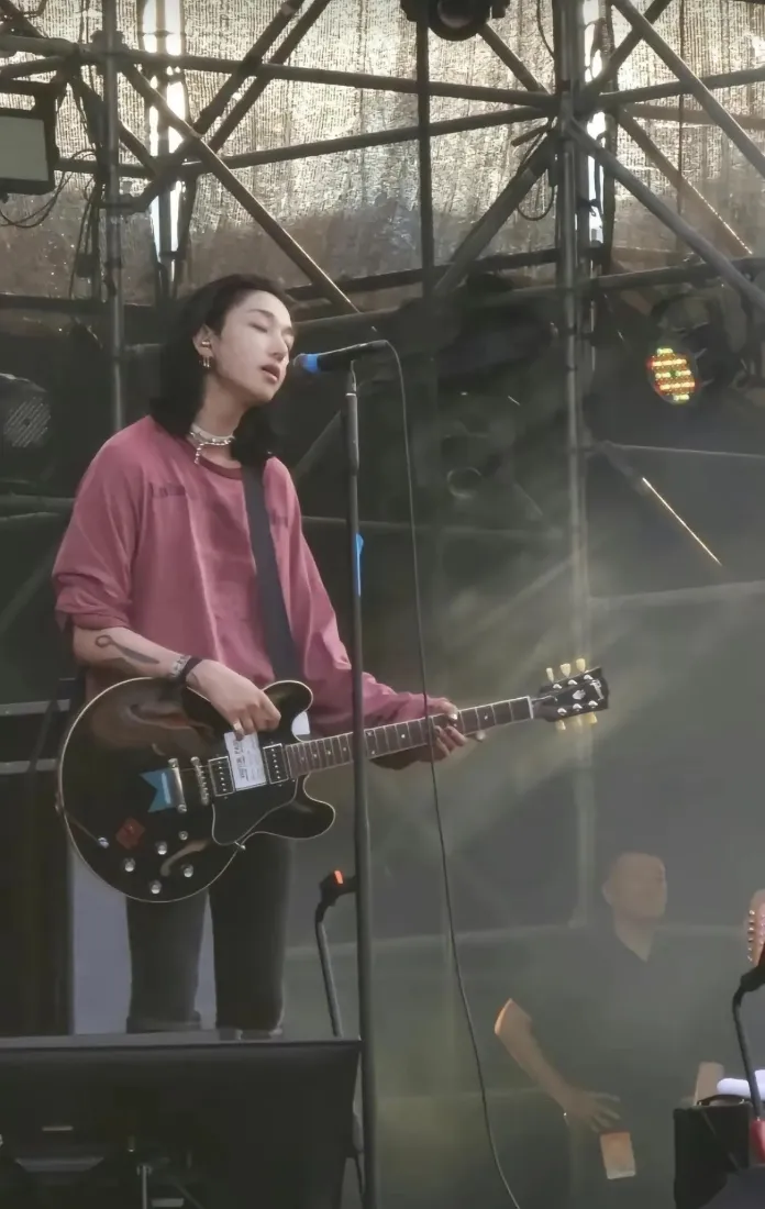 Loren李圣俊手机壁纸｜韩国明星舞台背景图片 - 吉他演奏「哲风壁纸」