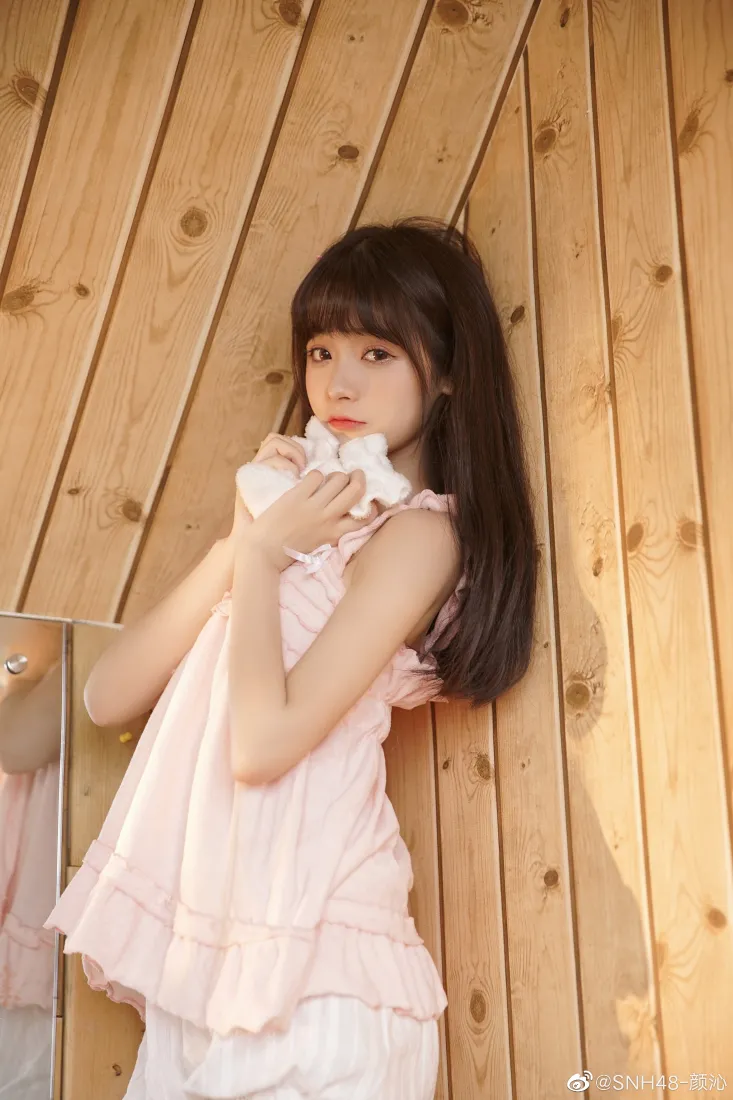 甜美少女手机壁纸｜木质背景图片 - 清新风「哲风壁纸」