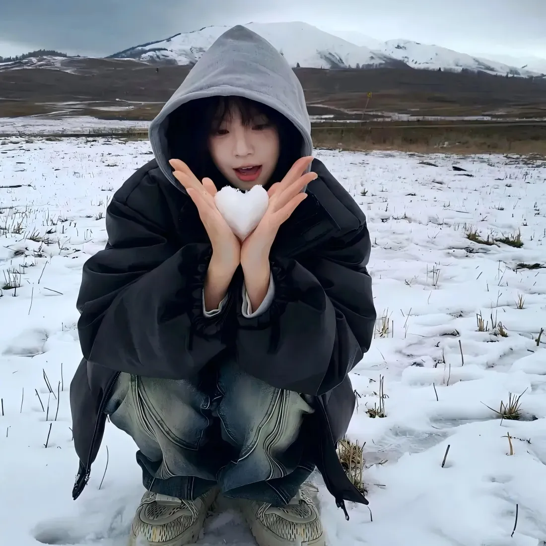 雪地少女手机壁纸｜蹲姿捧雪背景图片 - 清新「哲风壁纸」