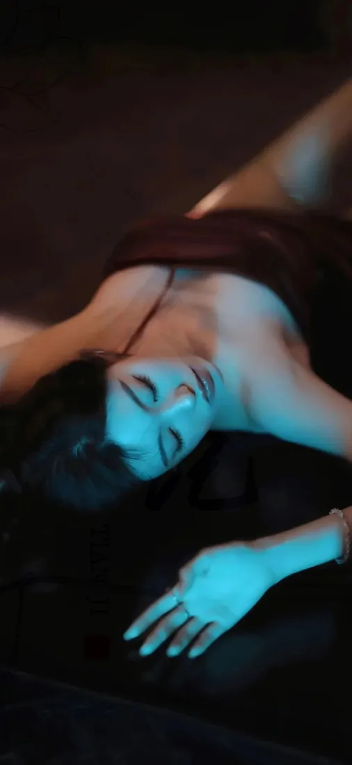 美女吊带背景图片 - 性感躺姿风采「哲风壁纸」