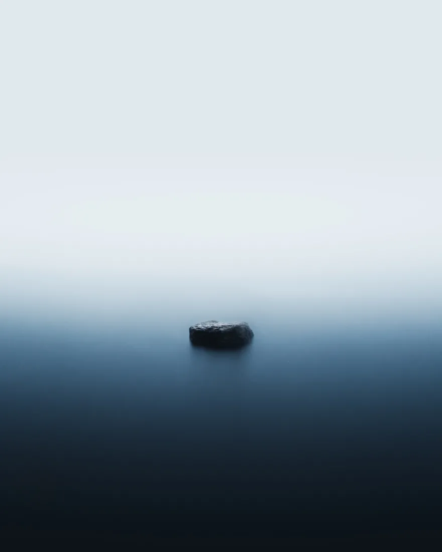大海极简主义手机壁纸｜静谧海面背景图片 - 孤石「哲风壁纸」