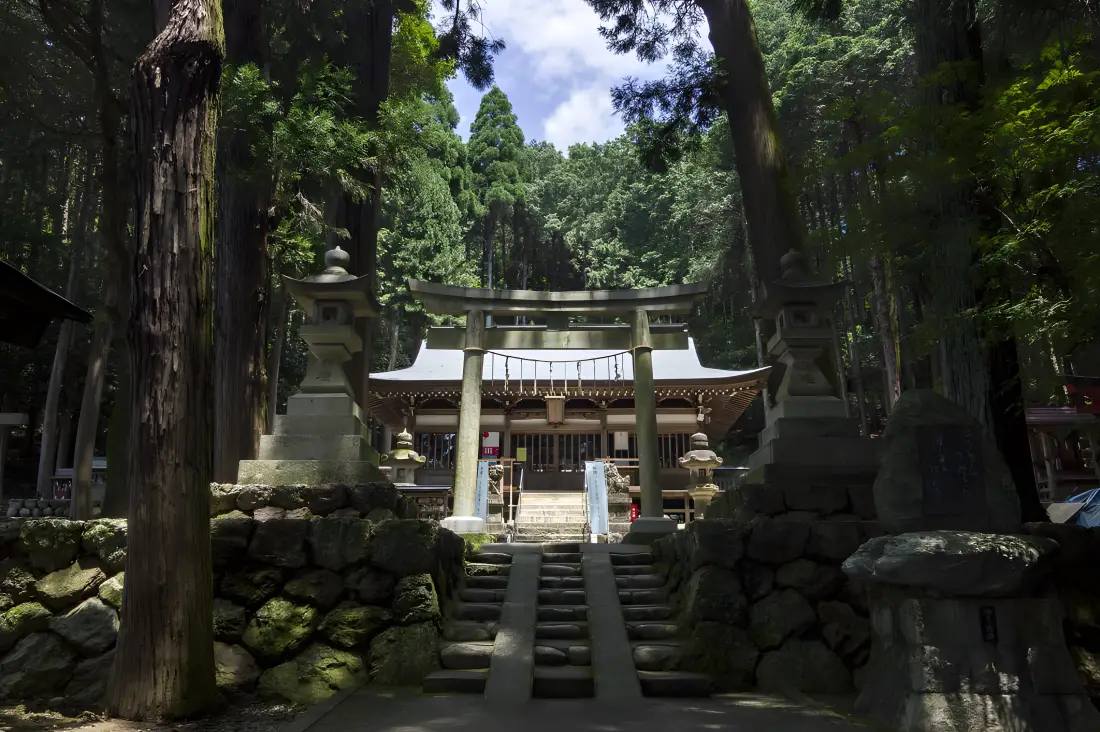 3k日本神社壁纸｜山间小屋背景图片 - 静谧景致「哲风壁纸」