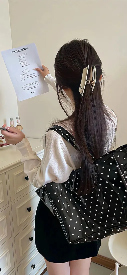 美女小清新手机壁纸｜小清新背景图片 - 背波点包女孩「哲风壁纸」