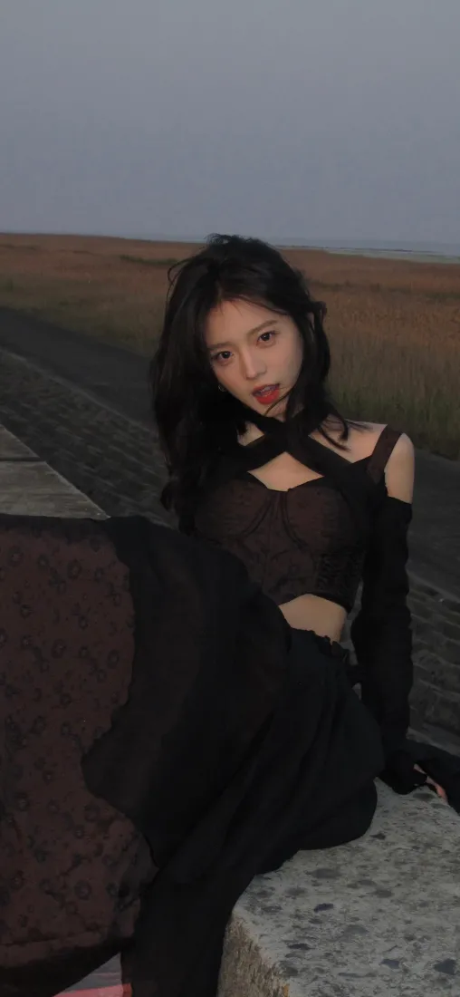 洪晨曦壁纸｜个性时尚背景图片 - 酷飒美女「哲风壁纸」