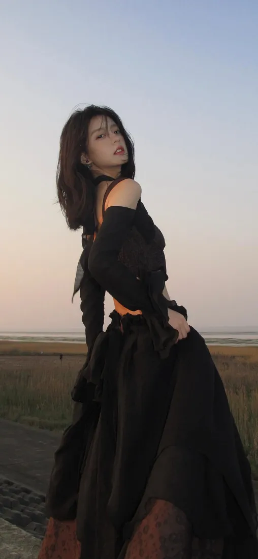 美女网红手机壁纸｜黑色长裙背景图片 - 洪晨曦唯美风「哲风壁纸」
