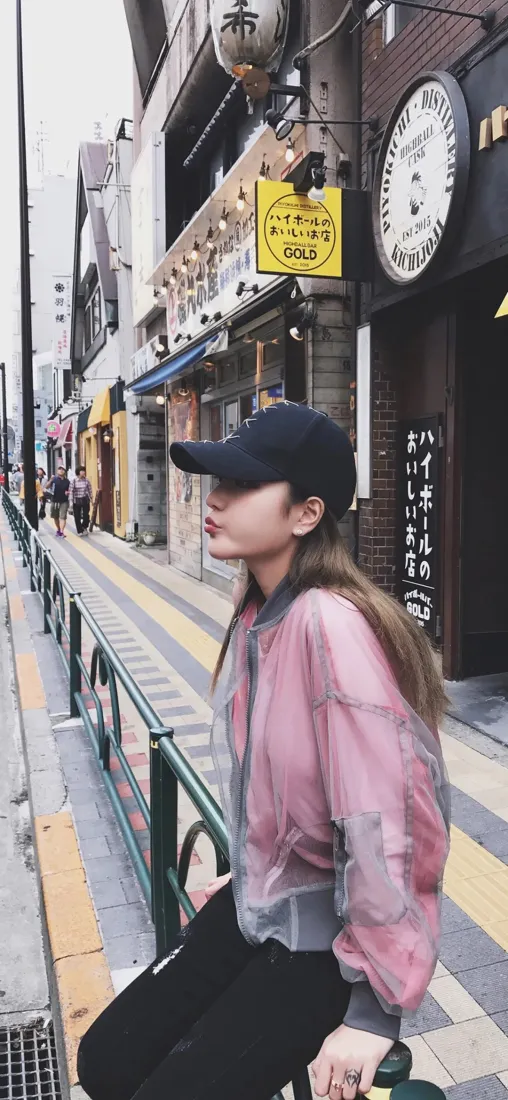 复古女孩街景手机壁纸｜艺术风背景图片 - 时尚「哲风壁纸」