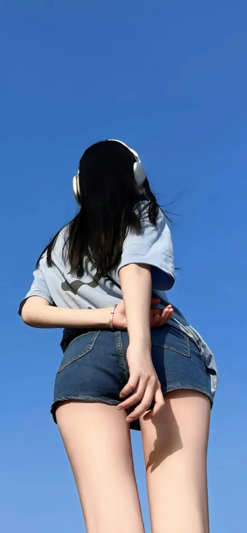 青春纯欲美女手机壁纸｜背影背景图片 - 性感短裤少女「哲风壁纸」