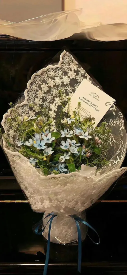 花束手机壁纸｜氛围感背景图片 - 蓝花蕾丝花束「哲风壁纸」