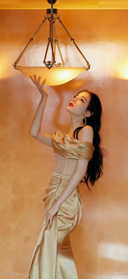 迪丽热巴手机壁纸｜优雅吊灯背景图片 - 唯美瞬间「哲风壁纸」