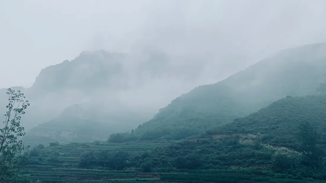 4k山雾壁纸｜朦胧山景背景图片 - 自然意境「哲风壁纸」