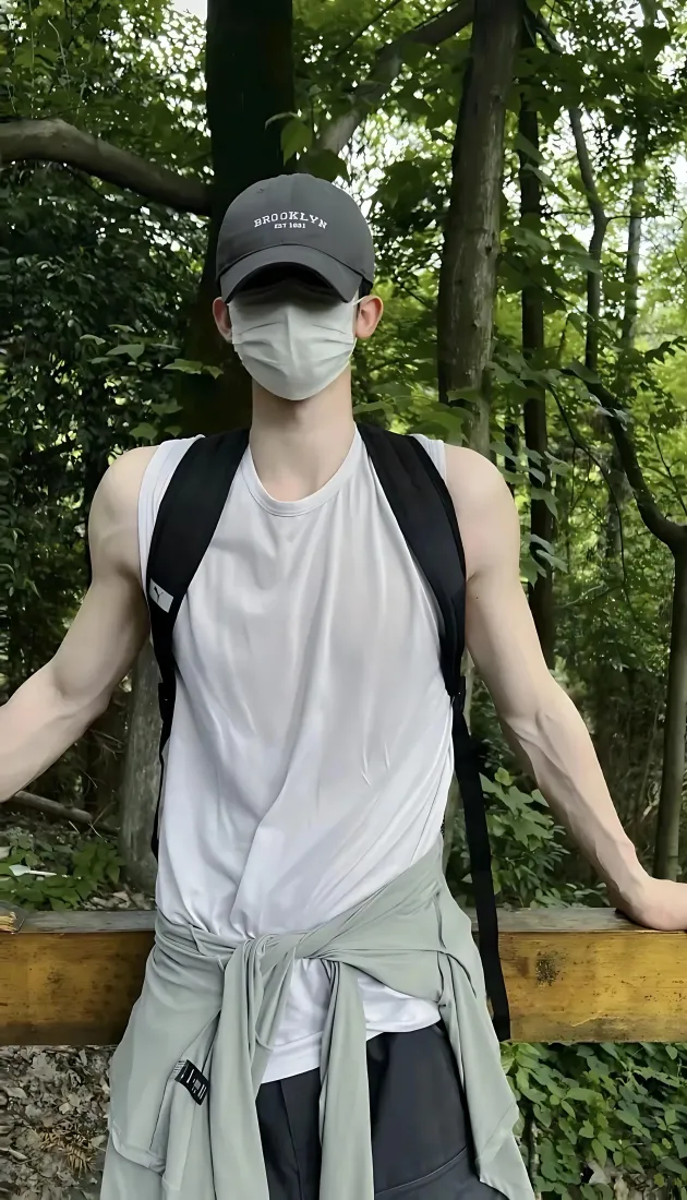 男生奶狗风户外背景图片 - 清爽有型「哲风壁纸」