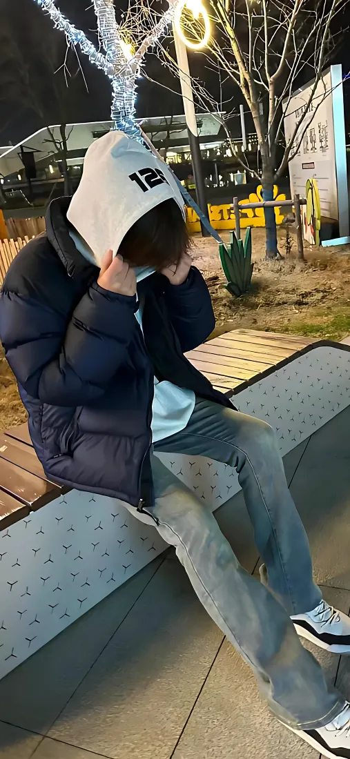 男生奶狗风手机壁纸｜冬日街头背景图片 - 氛围感「哲风壁纸」