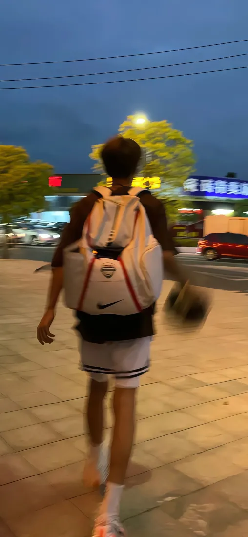男生奶狗风背影手机壁纸｜街景背景图片 - 清新「哲风壁纸」