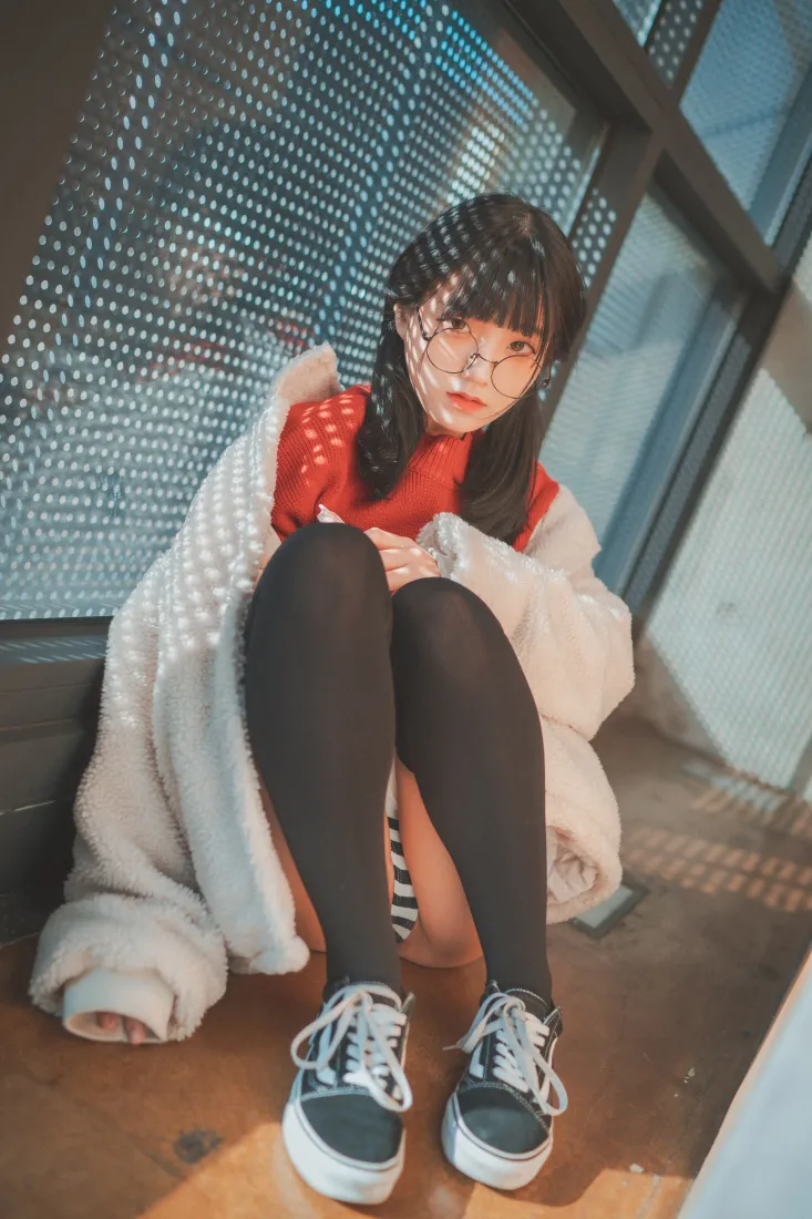 美女手机壁纸｜少女休闲风背景图片 - 时尚穿搭「哲风壁纸」