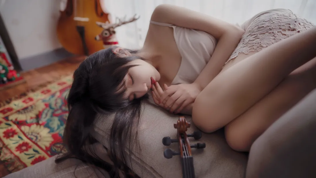 4k美女侧卧｜小提琴家居背景图 - 性感休憩「哲风壁纸」