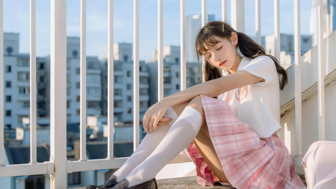 2k少女阳台壁纸｜城市背景图片 - 青春活力「哲风壁纸」