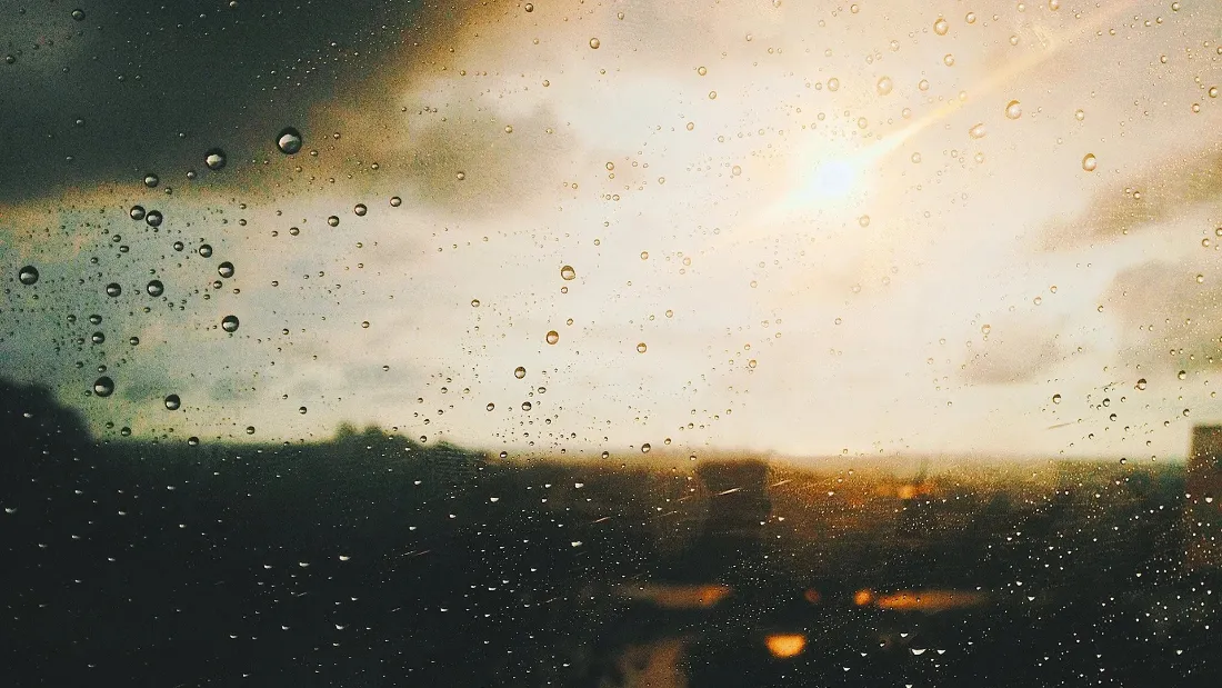 2k（雨天玻璃窗壁纸｜城市雨景背景图片 - 黄昏阳光）「哲风壁纸」
